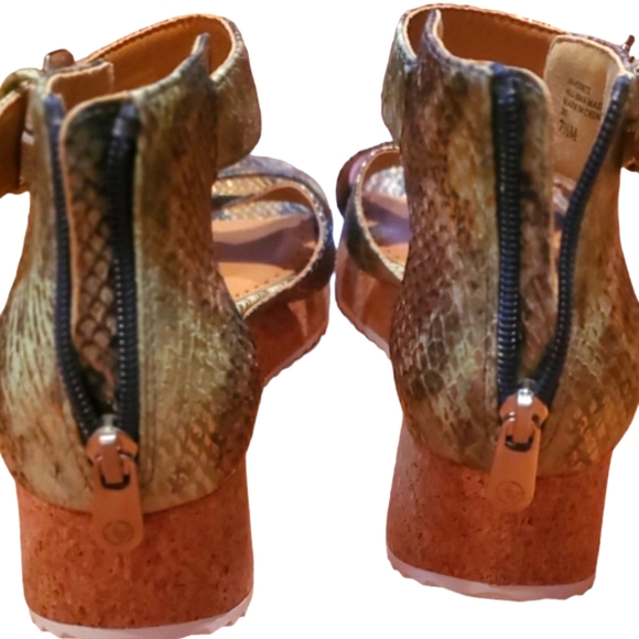 Adrienne Vittadini NWOT Vegan Leather Snakeskin Platform Sandals 7.5 M - Picture 8 of 8